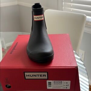 BRAND NEW - NEVER WORN
Hunter Classic Black Ankle Boots in original box
